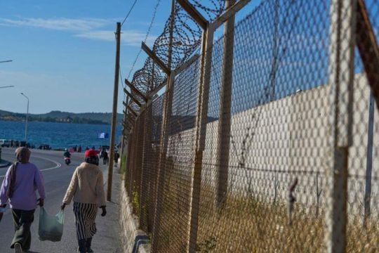Παροχή σπιτιών στην Ευρώπη, αφιλόξενα καμπ στην Ελλάδα